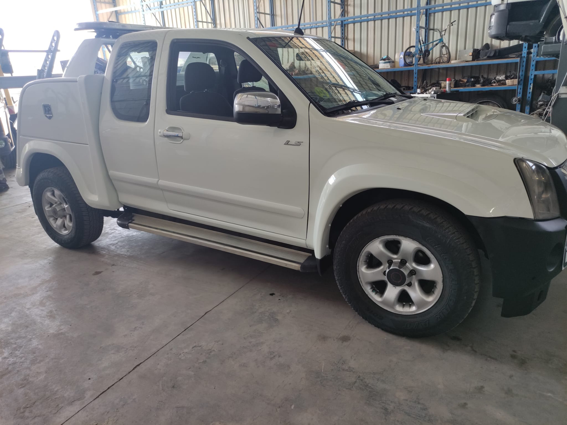 Grúa ISUZU D-MAX