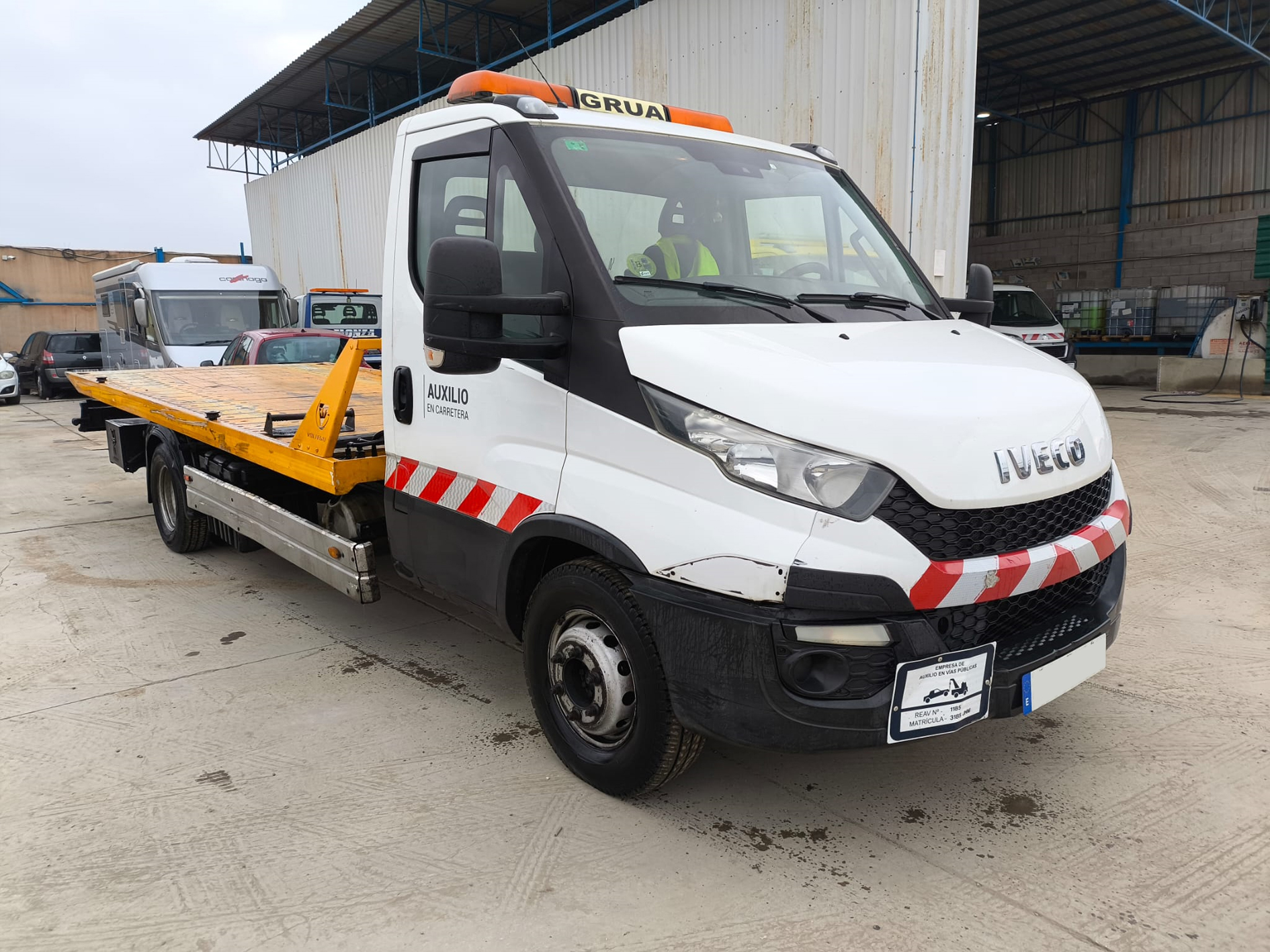 Grúa IVECO DAILY 65C15 - Vista Lateral