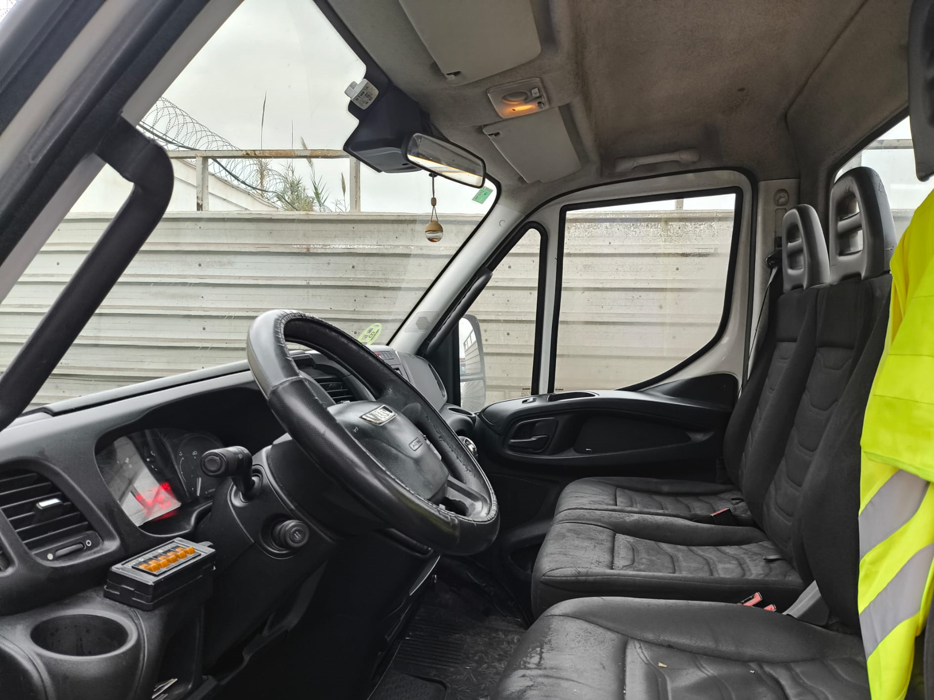 Grúa IVECO DAILY 65C15 - Vista Trasera